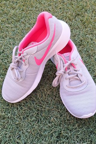 Zapatillas Nike grises y rosas