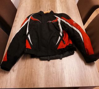 Chaqueta de moto negra y roja