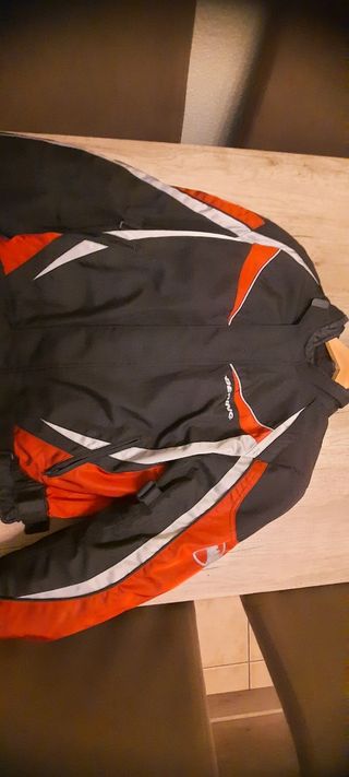 Chaqueta de moto negra y roja