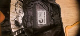 Chaqueta de moto negra y roja