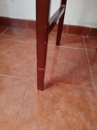 Silla de madera con asiento tapizado