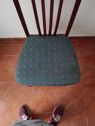 Silla de madera con asiento tapizado