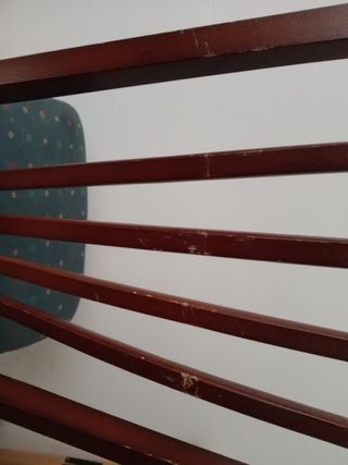 Silla de madera con asiento tapizado