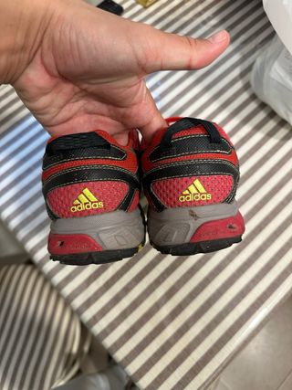 Zapatillas Adidas Talla 42 Rojas y Negras