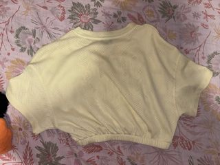 Top Bershka amarillo 