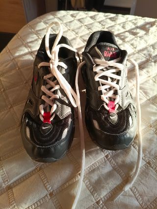 Zapatos Nike niño negros y rojos, como nuevos