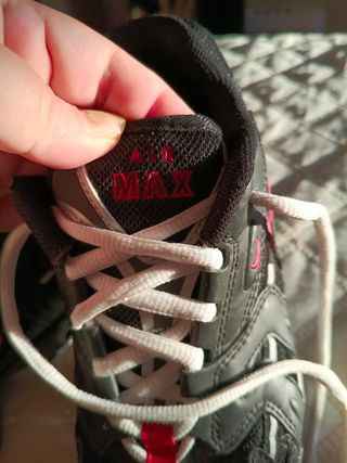 Zapatos Nike niño negros y rojos, como nuevos