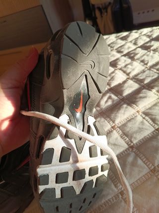 Zapatos Nike niño negros y rojos, como nuevos