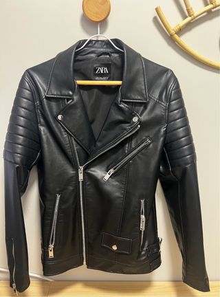 Chaqueta Zara efecto piel negra