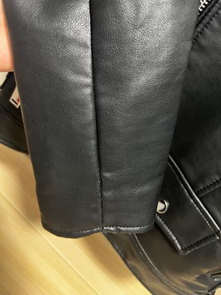 Chaqueta Zara efecto piel negra