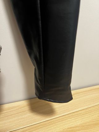 Chaqueta Zara efecto piel negra