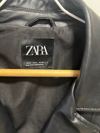 Chaqueta Zara efecto piel negra