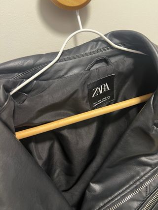 Chaqueta Zara efecto piel negra