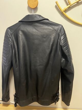 Chaqueta Zara efecto piel negra
