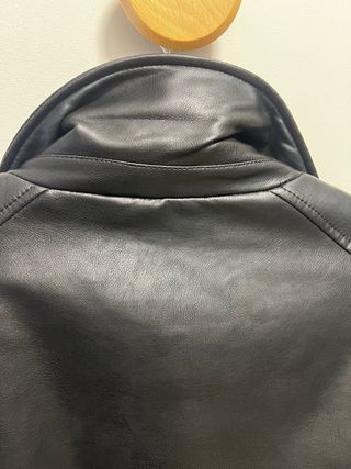 Chaqueta Zara efecto piel negra