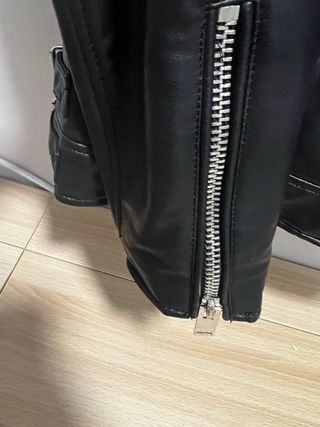 Chaqueta Zara efecto piel negra