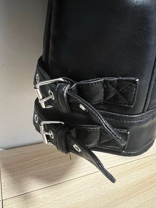 Chaqueta Zara efecto piel negra