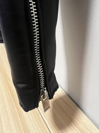 Chaqueta Zara efecto piel negra