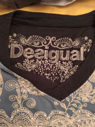 Camiseta Desigual azul y blanca estampada