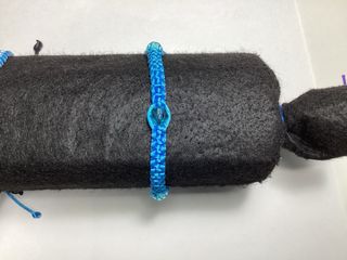 Pulsera azul casera con perlas azules