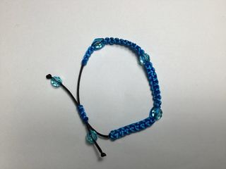 Pulsera azul casera con perlas azules