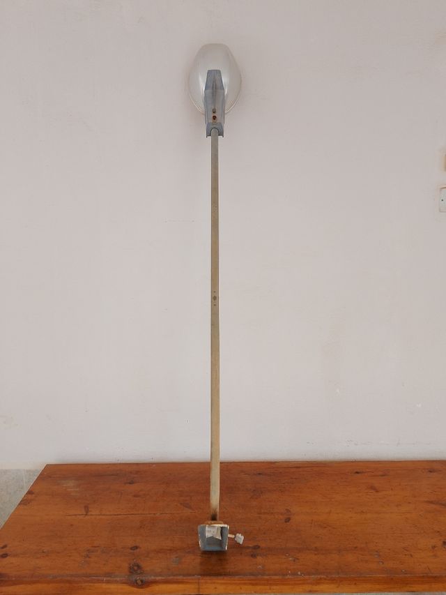 Farola antigua de pared metal y aluminio.