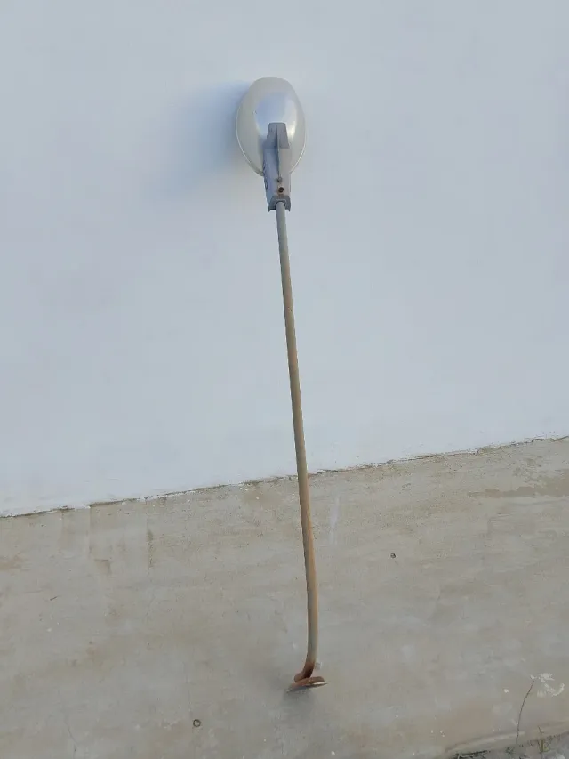 Farola antigua de pared metal y aluminio.