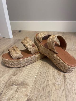Sandalias de esparto con plataforma de POPA. 