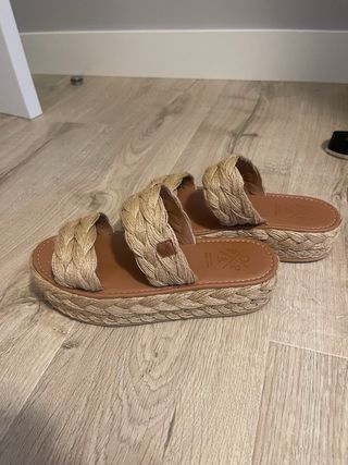 Sandalias de esparto con plataforma de POPA. 