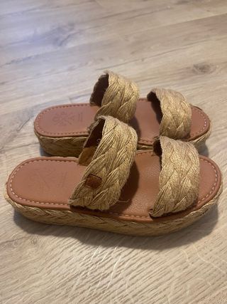 Sandalias de esparto con plataforma de POPA. 