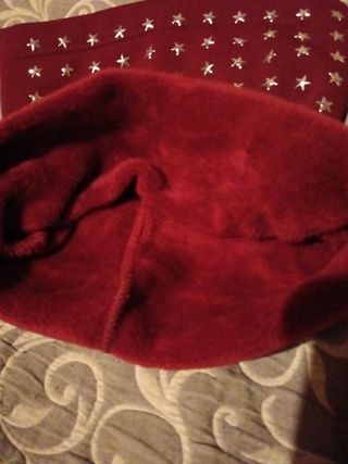 Braga cuello ajustable con estrellas.granate ..