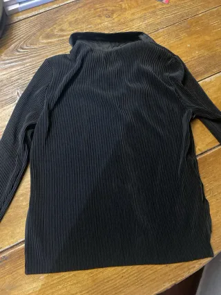 Camisa negra Mango plisada talla M