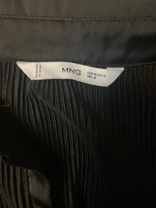 Camisa negra Mango plisada talla M