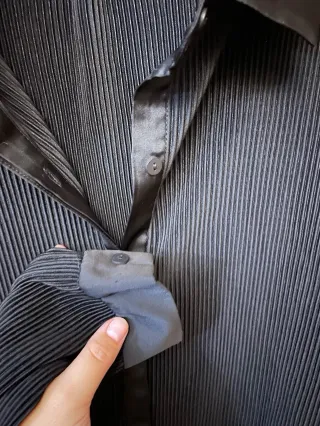 Camisa negra Mango plisada talla M