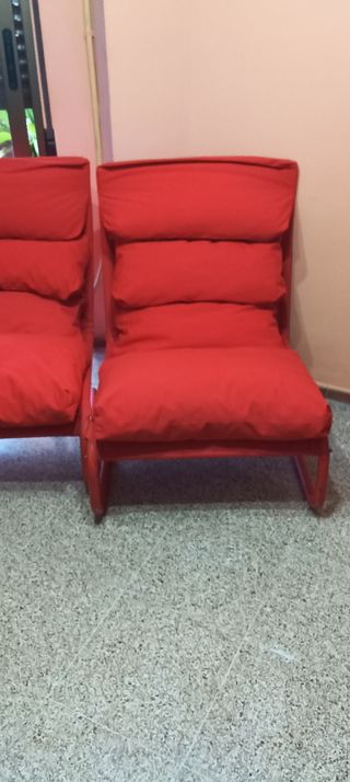 Dos sillones rojos de lona y metal. 
15 E los dos.