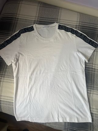 Camiseta Calvin Klein Blanca con Logo en Hombros