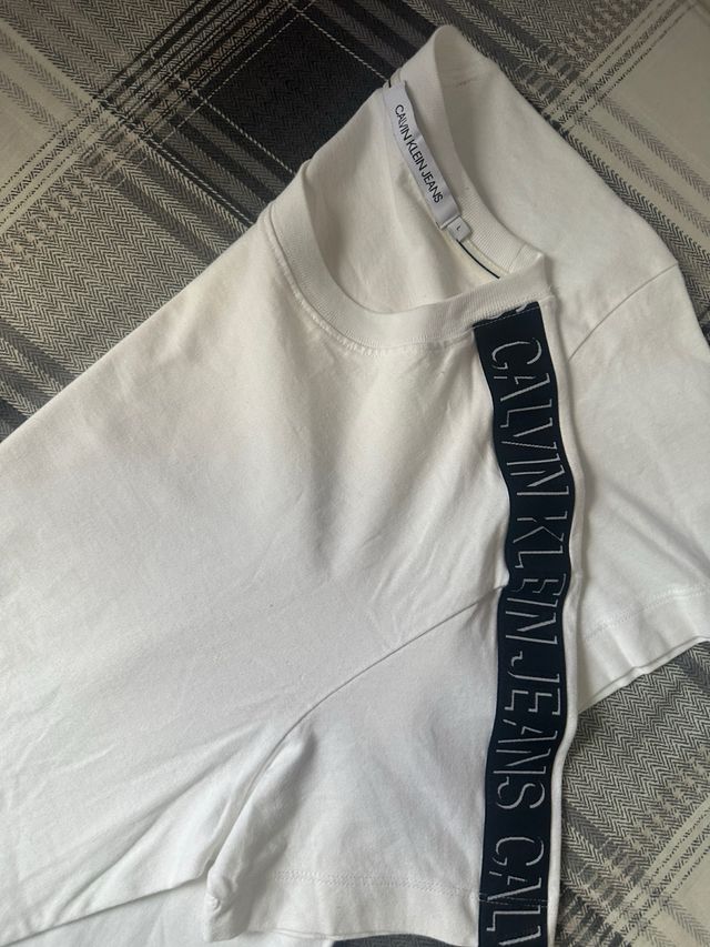 Camiseta Calvin Klein Blanca con Logo en Hombros