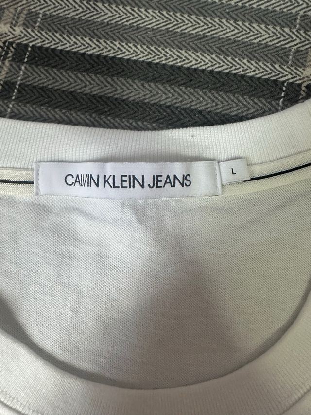Camiseta Calvin Klein Blanca con Logo en Hombros