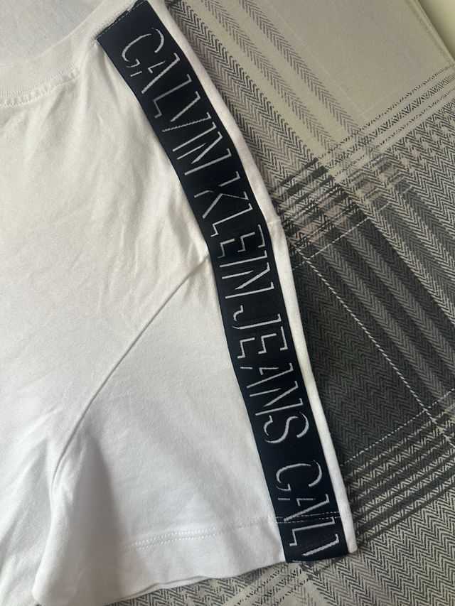 Camiseta Calvin Klein Blanca con Logo en Hombros