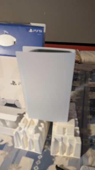 Play 5 Sony Blanca. Con lector de CD y 2 mandos