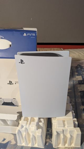 Play 5 Sony Blanca. Con lector de CD y 2 mandos