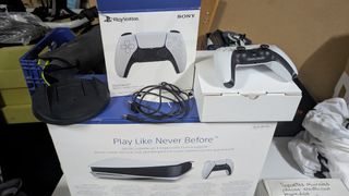 Play 5 Sony Blanca. Con lector de CD y 2 mandos