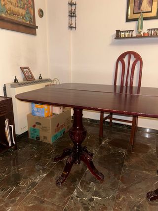 Mesa de comedor de caoba