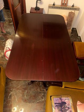 Mesa de comedor de caoba