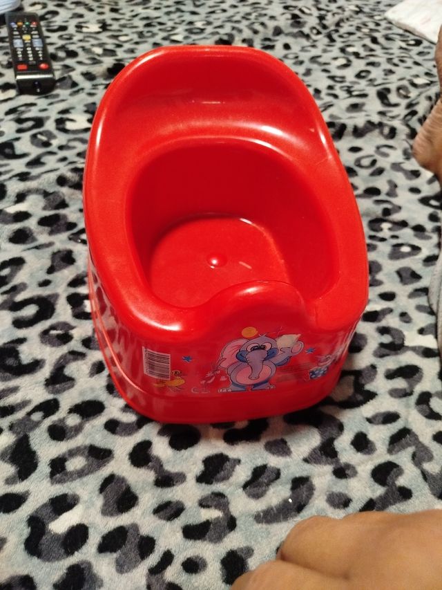 Orinal infantil rojo sin usar