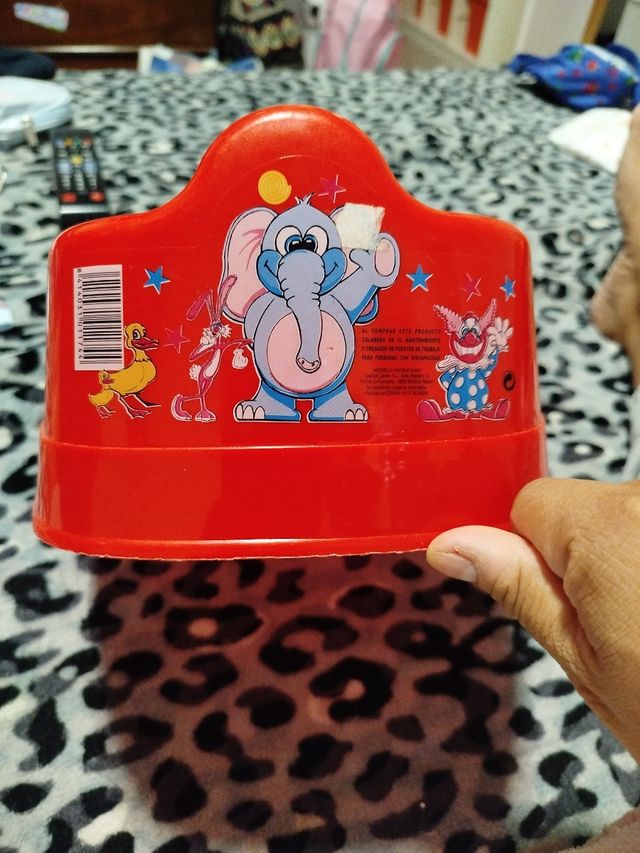 Orinal infantil rojo sin usar