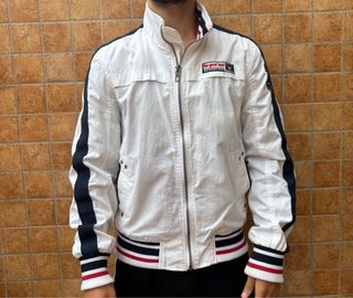 Chaqueta blanca con detalles negros