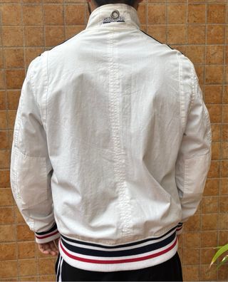 Chaqueta blanca con detalles negros