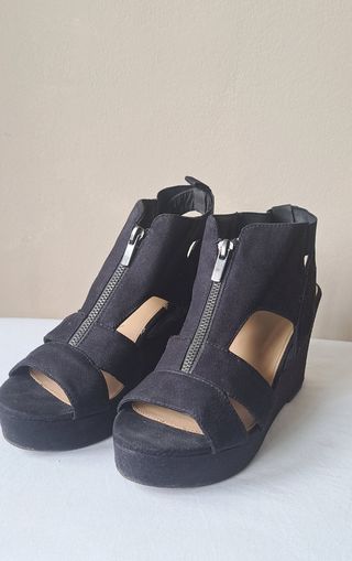 Sandalias de plataforma negras con cremallera
