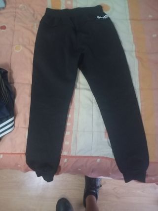 Pantalón deportivo negro y azul